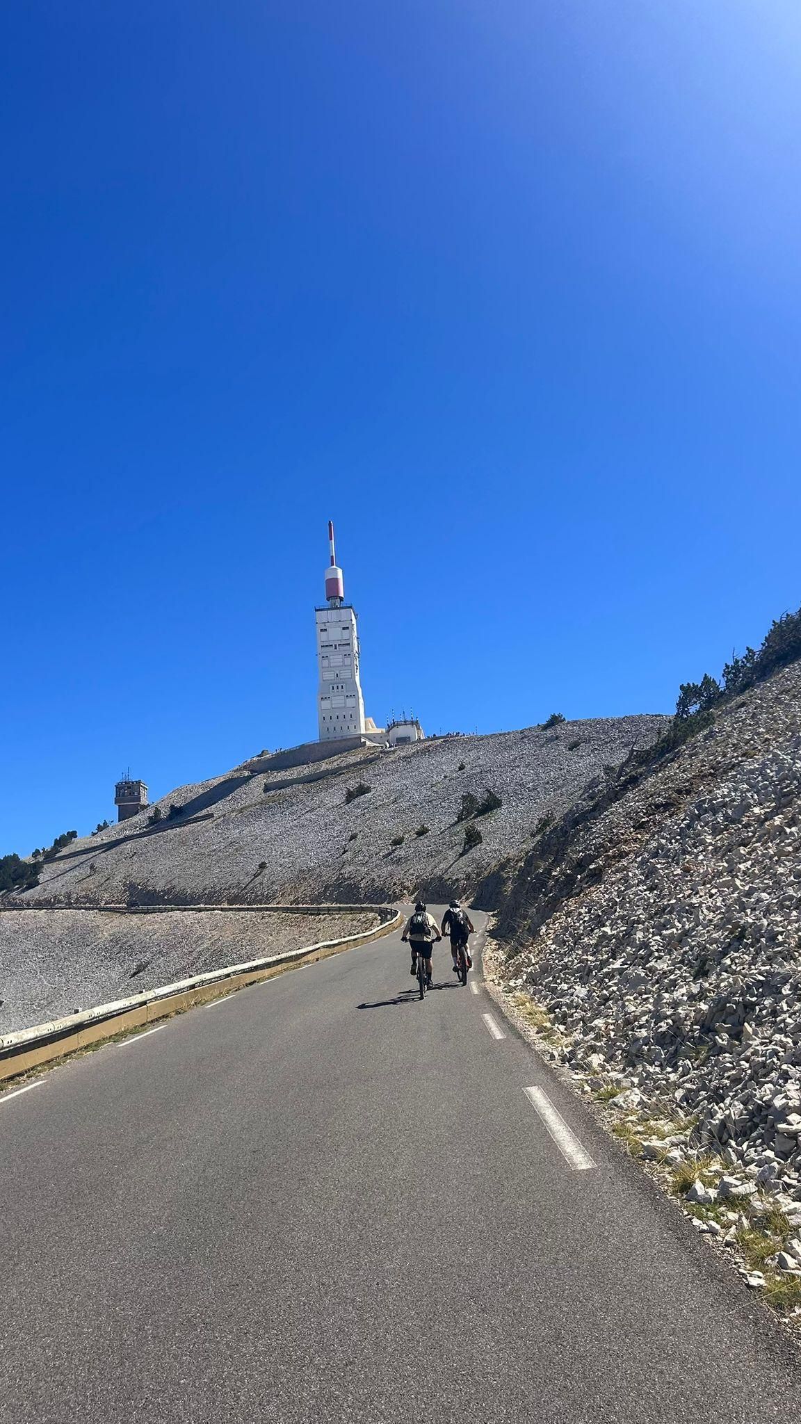 🚴‍♂️ Ventoux, vignobles et soleil : le Mâcon Cyclo VTT au sommet à Vaison-la-Romaine !